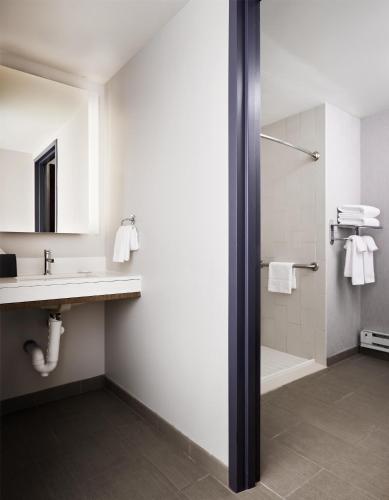 Habitación con 2 camas grandes y ducha a ras de suelo - Adaptada para personas de movilidad reducida del hotel Hyatt Place New York Yonkers. Foto 5