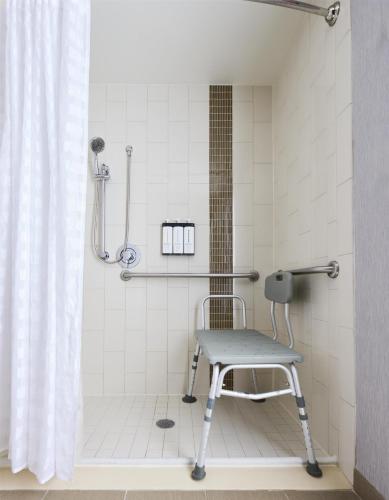 Habitación con 2 camas grandes y ducha a ras de suelo - Adaptada para personas de movilidad reducida del hotel Hyatt Place New York Yonkers. Foto 6