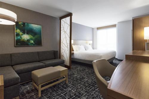 Habitación con cama extragrande y sofá cama del hotel Hyatt Place New York Yonkers