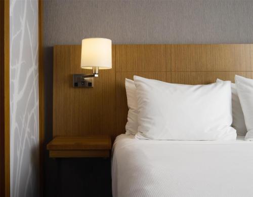 Habitación con cama extragrande y sofá cama - Planta superior del hotel Hyatt Place New York Yonkers. Foto 1