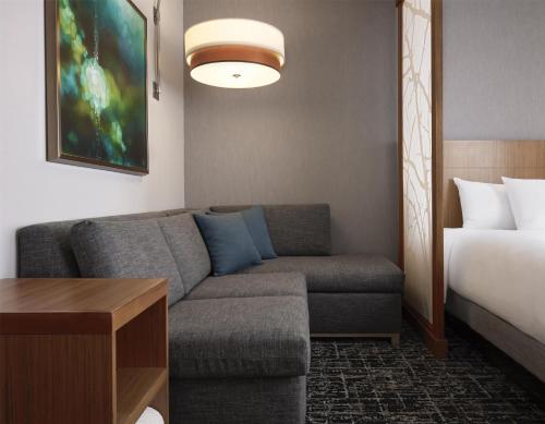 Habitación Doble - 2 camas dobles y sofá cama del hotel Hyatt Place New York Yonkers. Foto 2