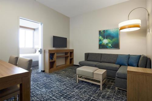 Suite con cama extragrande y ducha a ras de suelo - Adaptada para personas de movilidad reducida del hotel Hyatt Place New York Yonkers. Foto 2