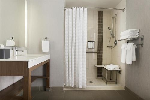 Suite con cama extragrande y ducha a ras de suelo - Adaptada para personas de movilidad reducida del hotel Hyatt Place New York Yonkers. Foto 3