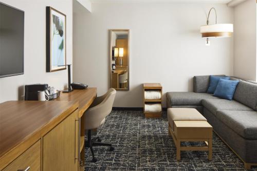 Suite de 1 dormitorio con sofá cama - Cama extragrande del hotel Hyatt Place New York Yonkers. Foto 1