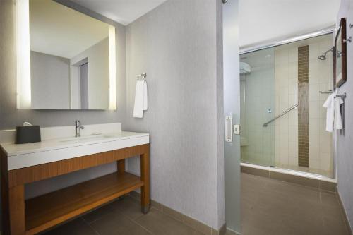 Suite de 1 dormitorio con sofá cama - Cama extragrande del hotel Hyatt Place New York Yonkers. Foto 4