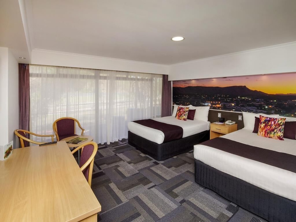 Habitación Superior Matrimonial con 2 Camas Dobles del hotel Mercure Alice Springs Resort. Foto 3