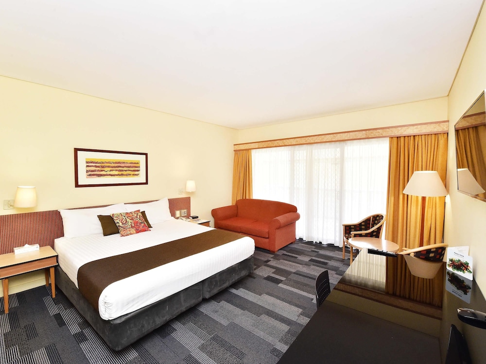 Habitación Deluxe con 1 Cama King Size con Balcón y Vistas al Río o al Jardín del hotel Mercure Alice Springs Resort