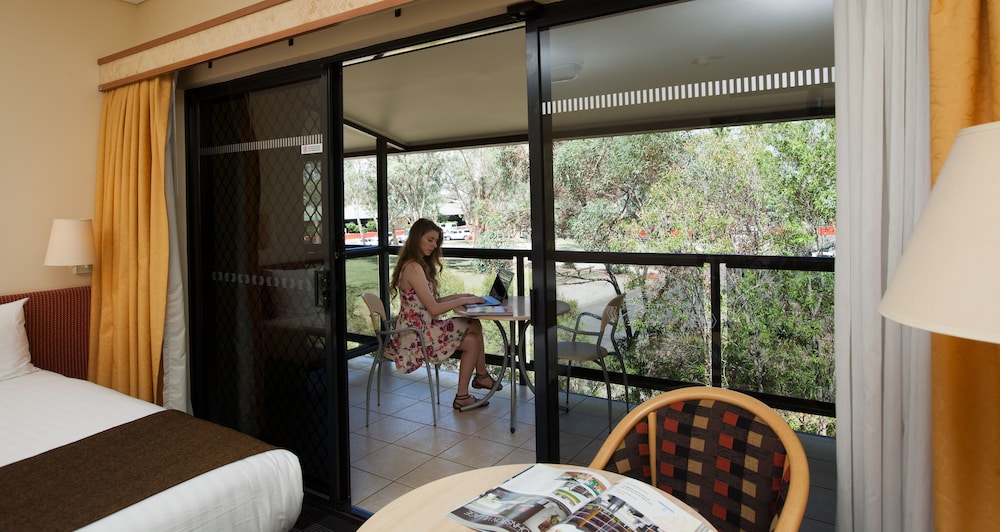 Habitación Deluxe con 2 Camas Queen Size con Balcón y Vistas al Río o al Jardín del hotel Mercure Alice Springs Resort. Foto 1