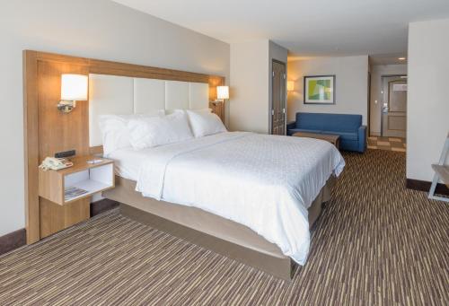 Suite con cama extragrande del hotel Holiday Inn Express & Suites Jamestown