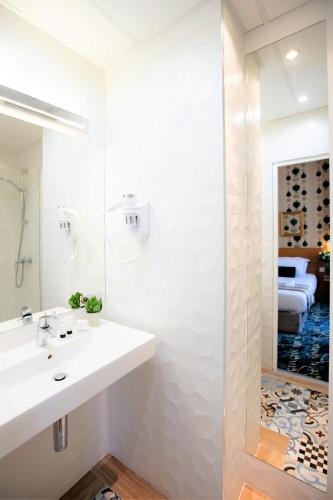 Habitación Baudelaire del hotel Romance Malesherbes By Patrick Hayat. Foto 4