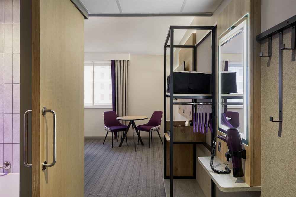Habitación estándar doble, ducha adaptada del hotel Premier Inn London Bank - Tower. Foto 7