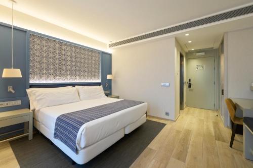 Habitación Doble con Terraza del hotel Catalonia Porto. Foto 2