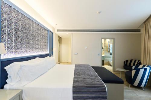 Habitación Deluxe del hotel Catalonia Porto. Foto 1