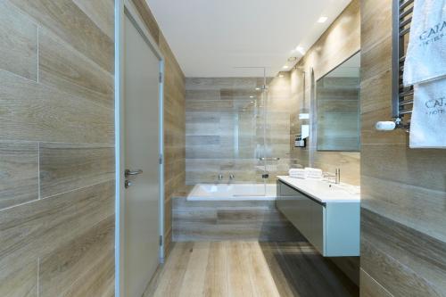 Habitación Deluxe del hotel Catalonia Porto. Foto 4