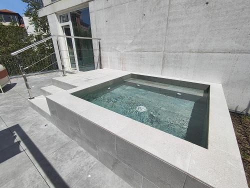 Habitación Doble Superior con terraza y piscina privada - 2 camas del hotel Catalonia Porto. Foto 2