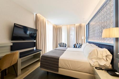 Habitación Doble Superior con terraza y piscina privada - 2 camas del hotel Catalonia Porto. Foto 3