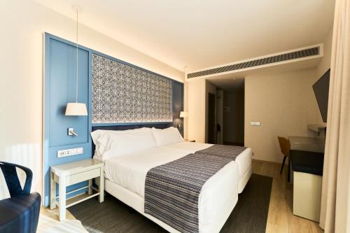 Habitación Doble Superior con terraza y piscina privada - 2 camas del hotel Catalonia Porto. Foto 4