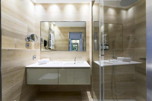 Habitación Doble Superior con terraza y piscina privada - 2 camas del hotel Catalonia Porto. Foto 5