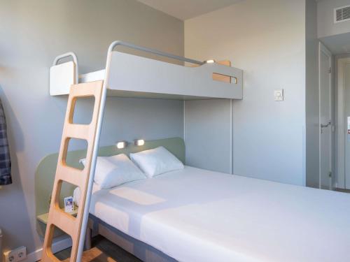 Habitación Doble Superior con litera del hotel Ibis Budget Barcelona Viladecans. Foto 1