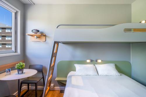 Habitación Doble Superior con litera del hotel Ibis Budget Barcelona Viladecans. Foto 6
