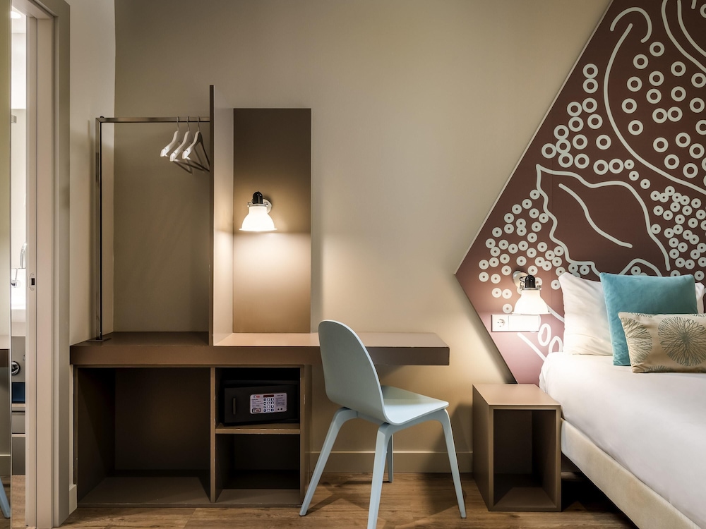 Habitación Doble Estándar del hotel Ibis Styles Barcelona Centre. Foto 1
