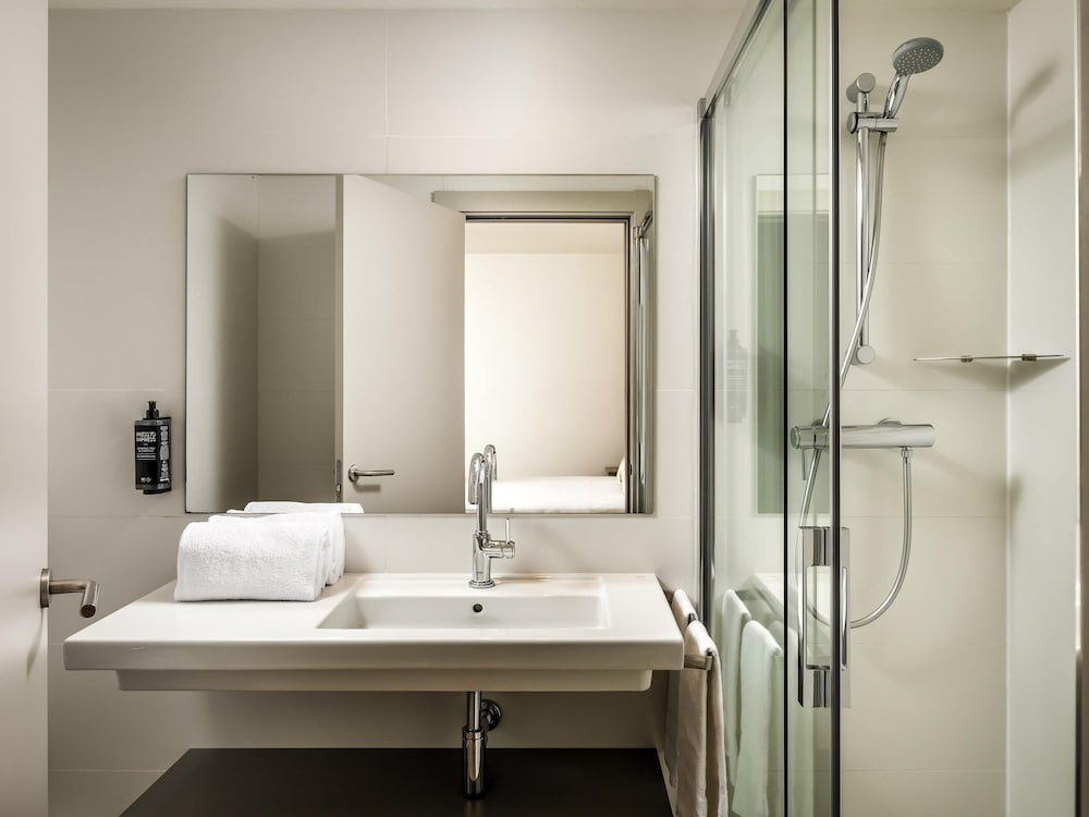 Habitación Doble Estándar del hotel Ibis Styles Barcelona Centre. Foto 2
