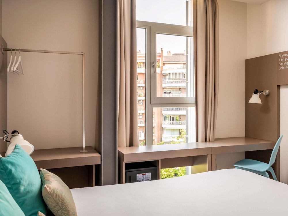 Habitación Doble Estándar del hotel Ibis Styles Barcelona Centre. Foto 6