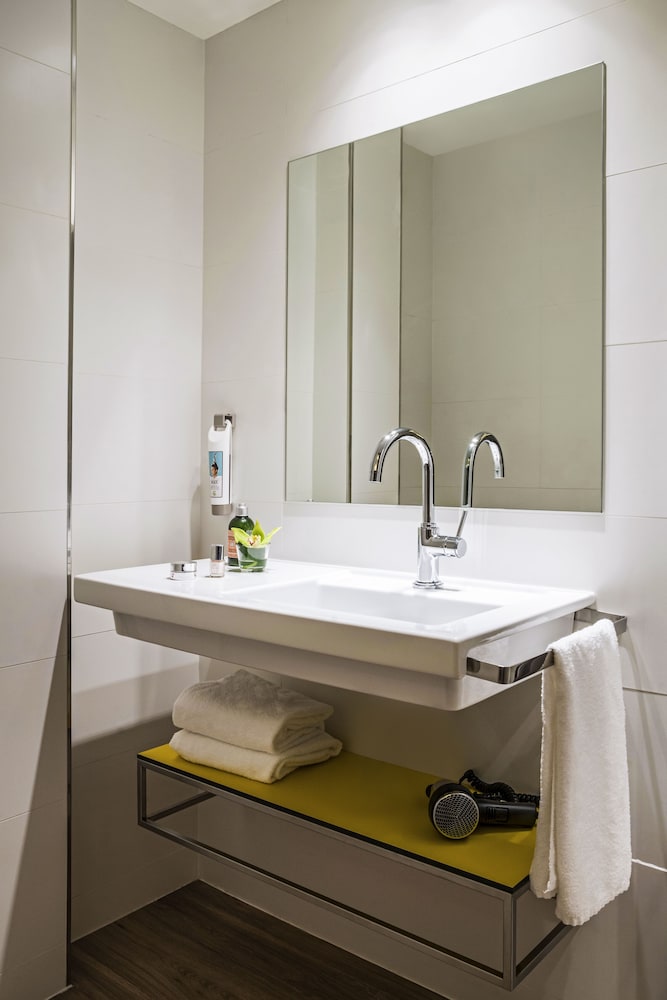 Habitación Doble Estándar del hotel Ibis Styles Barcelona Centre. Foto 7