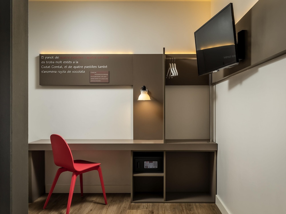 Habitación interior estándar con cama doble del hotel Ibis Styles Barcelona Centre. Foto 1