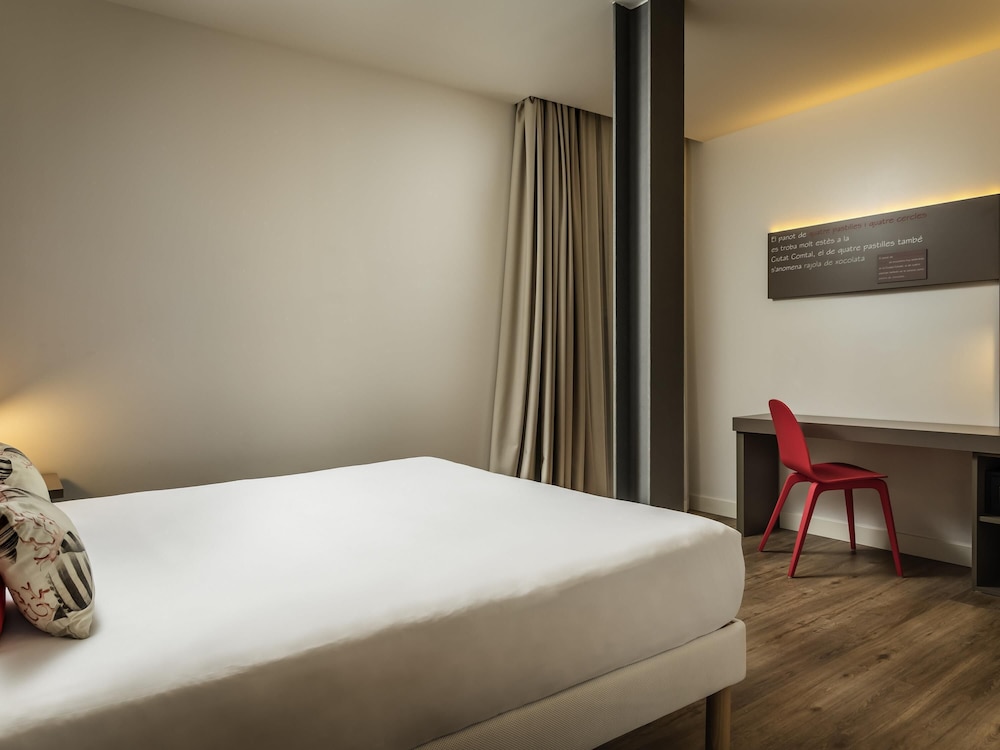 Habitación interior estándar con cama doble del hotel Ibis Styles Barcelona Centre. Foto 3