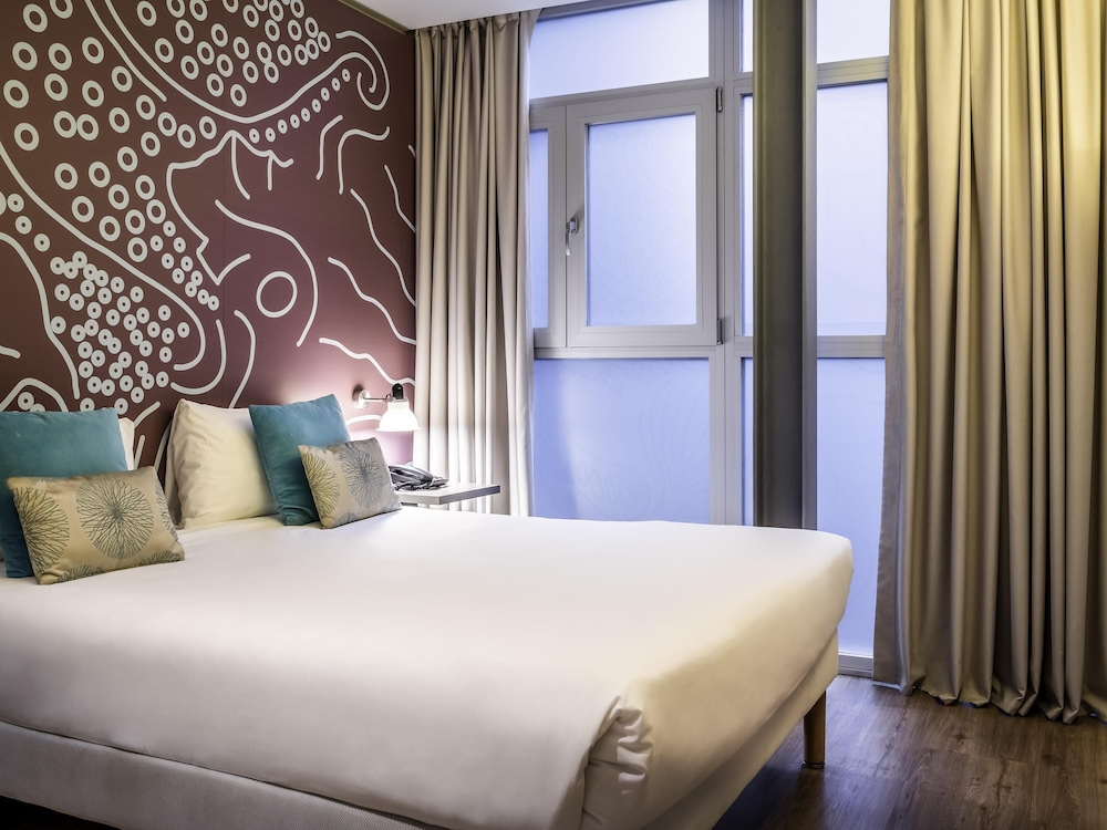 Habitación interior estándar con cama doble del hotel Ibis Styles Barcelona Centre. Foto 4