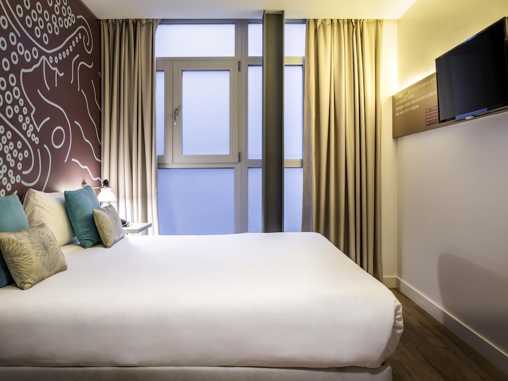Habitación interior estándar con cama doble del hotel Ibis Styles Barcelona Centre. Foto 5