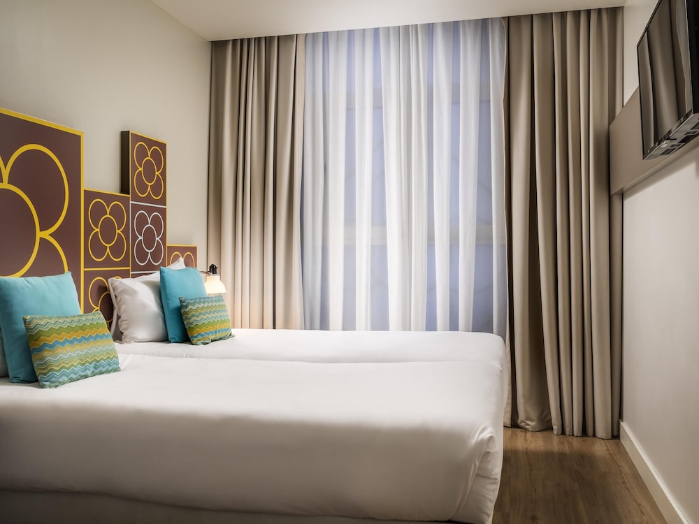 Habitación estándar con dos camas individuales del hotel Ibis Styles Barcelona Centre. Foto 1