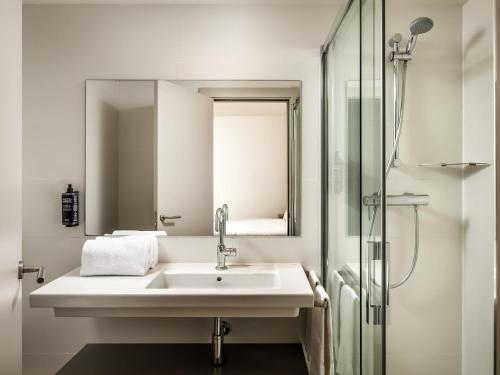 Habitación triple interior estándar, 1 cama doble y 1 cama individual para niño menor de 16 años del hotel Ibis Styles Barcelona Centre