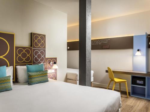 Habitación triple interior estándar, 1 cama doble y 1 cama individual para niño menor de 16 años del hotel Ibis Styles Barcelona Centre. Foto 2