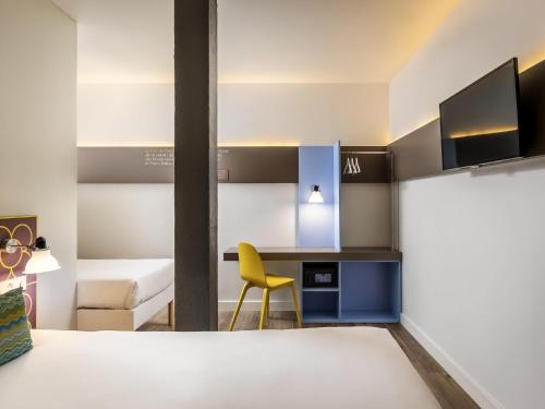 Habitación triple interior estándar, 1 cama doble y 1 cama individual para niño menor de 16 años del hotel Ibis Styles Barcelona Centre. Foto 3