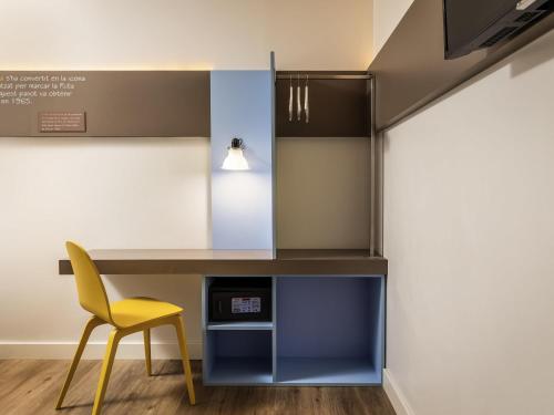 Habitación triple interior estándar, 1 cama doble y 1 cama individual para niño menor de 16 años del hotel Ibis Styles Barcelona Centre. Foto 4