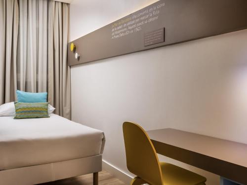Habitación triple interior estándar, 1 cama doble y 1 cama individual para niño menor de 16 años del hotel Ibis Styles Barcelona Centre. Foto 5