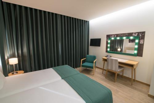 Habitación Doble Deluxe - 2 camas del hotel Porto Coliseum. Foto 3