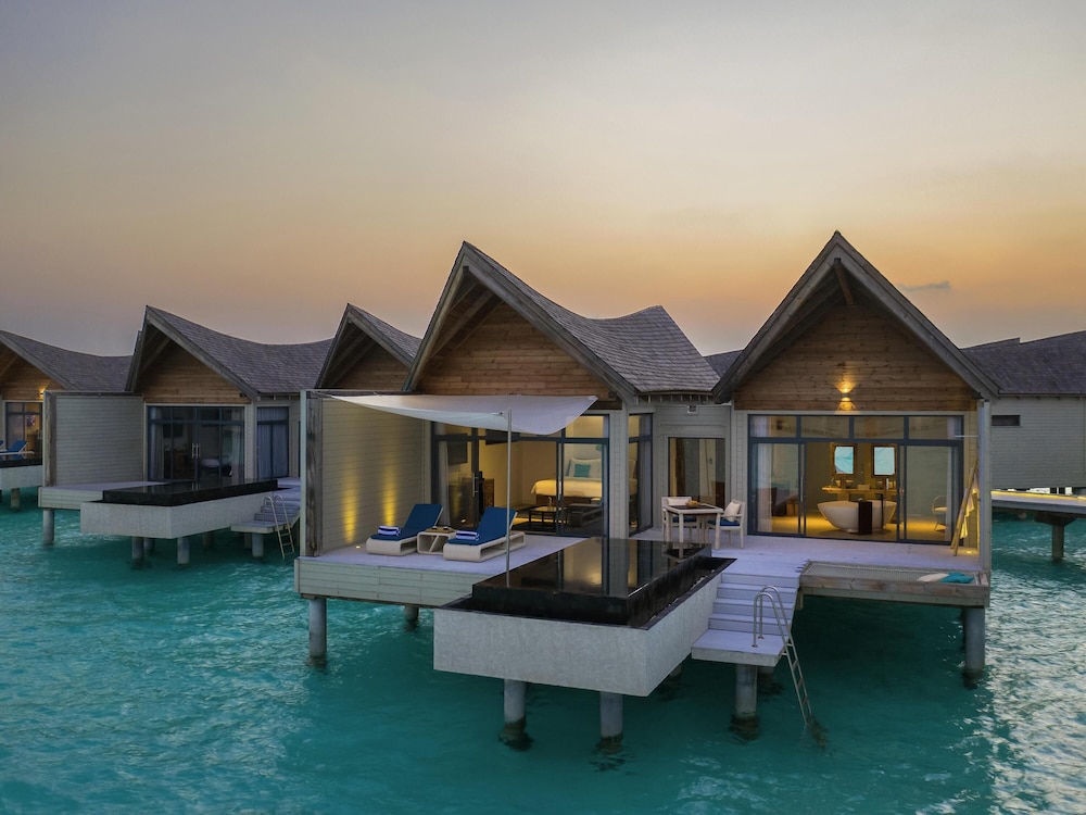 Villa sobre el agua con piscina en la laguna del hotel Kuredhivaru Resort and Spa Maldives
