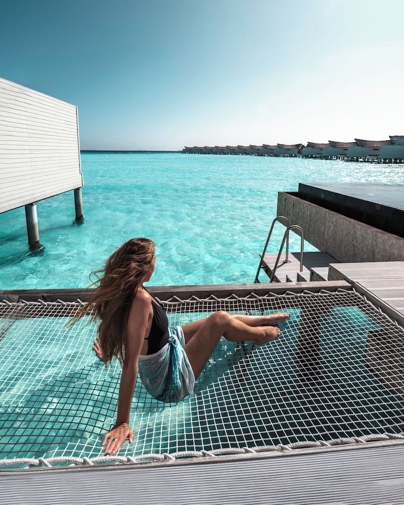 Villa sobre el agua con piscina en la laguna del hotel Kuredhivaru Resort and Spa Maldives. Foto 1