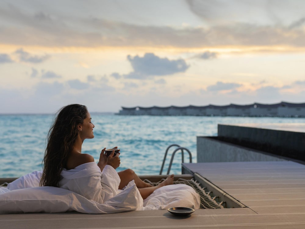 Villa sobre el agua con piscina en la laguna del hotel Kuredhivaru Resort and Spa Maldives. Foto 4