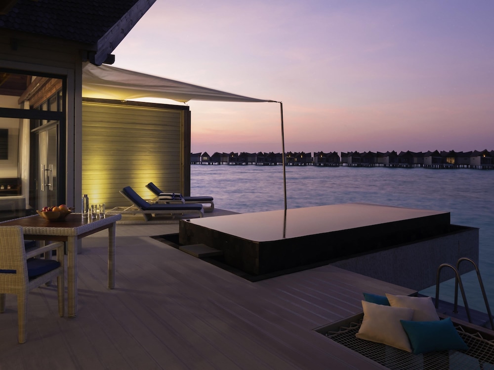 Villa sobre el agua con piscina en la laguna del hotel Kuredhivaru Resort and Spa Maldives. Foto 5