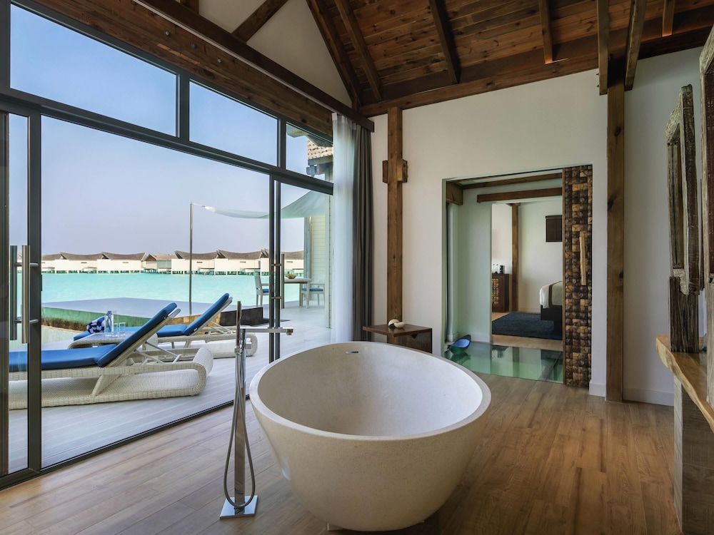 Villa sobre el agua con piscina en la laguna del hotel Kuredhivaru Resort and Spa Maldives. Foto 7