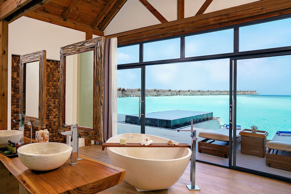 Villa sobre el agua con piscina en la laguna del hotel Kuredhivaru Resort and Spa Maldives. Foto 9