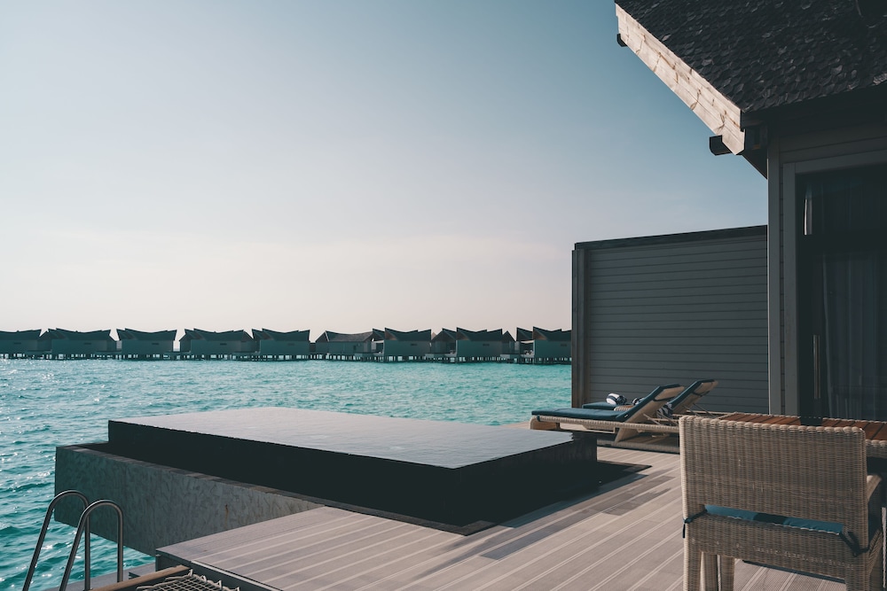 Villa sobre el agua con piscina en la laguna del hotel Kuredhivaru Resort and Spa Maldives. Foto 10
