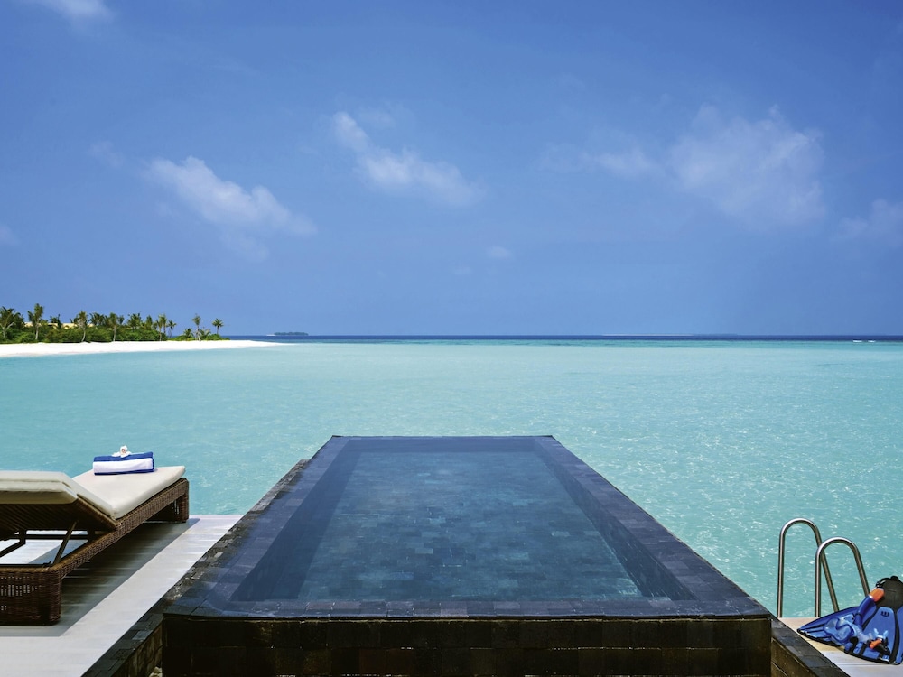 Villa sobre el agua con piscina al amanecer del hotel Kuredhivaru Resort and Spa Maldives. Foto 5
