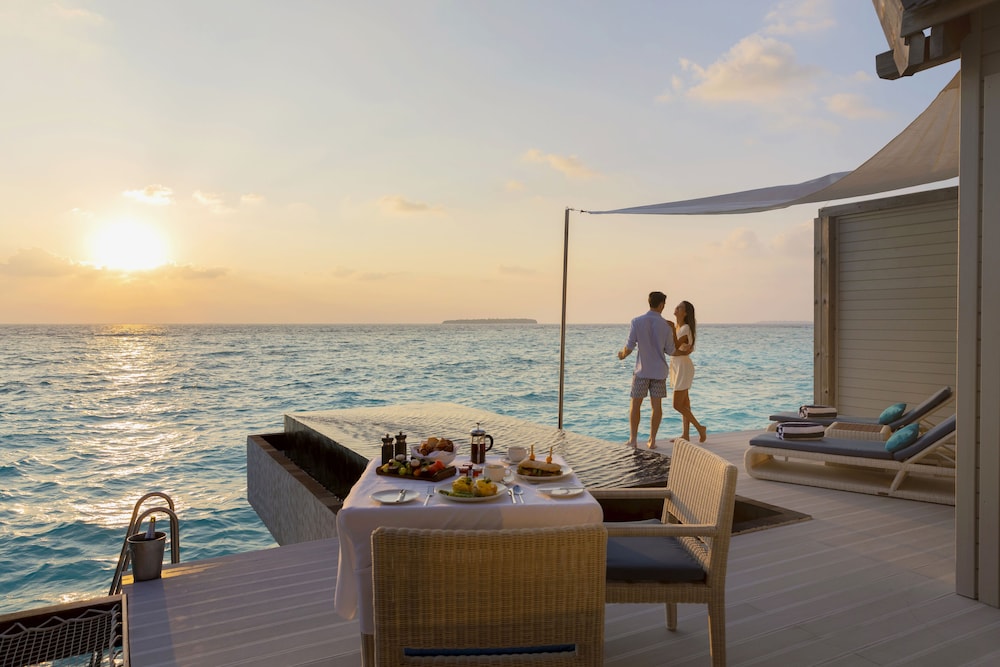 Villa sobre el agua con piscina al amanecer del hotel Kuredhivaru Resort and Spa Maldives. Foto 8