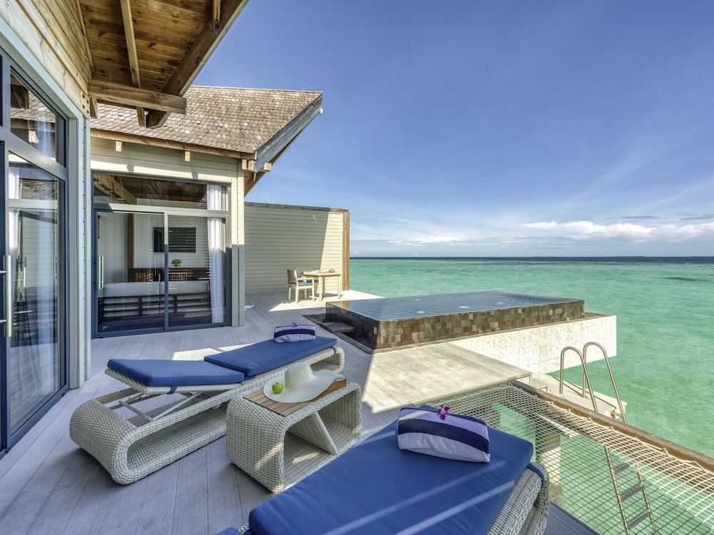 Villa sobre el agua con piscina al océano del hotel Kuredhivaru Resort and Spa Maldives