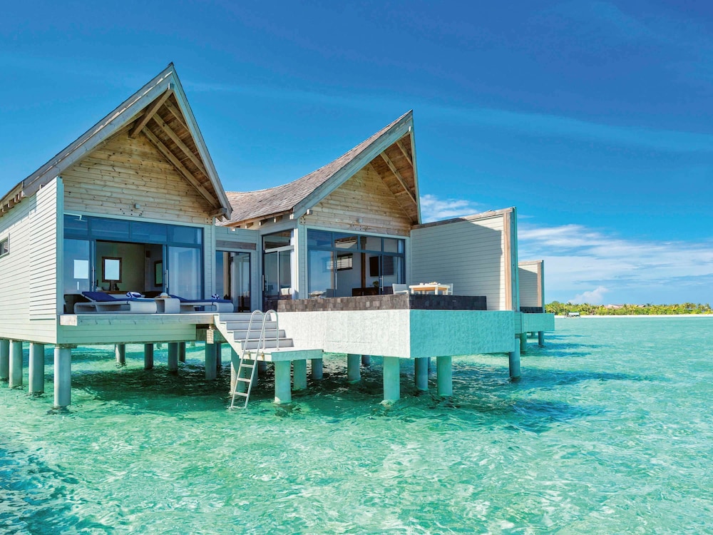 Villa sobre el agua con piscina al océano del hotel Kuredhivaru Resort and Spa Maldives. Foto 1